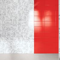 RAKO | Obklady s dekorem animovaných králíků Bob a Bobek. Kombinace s červeným obkladem ze série COLOR ONE.