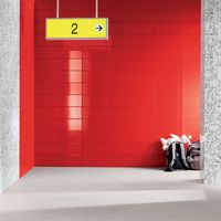 RAKO | Obklady s dekorem animovaných králíků Bob a Bobek. Kombinace s červeným obkladem ze série COLOR ONE.