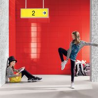 RAKO | Obklady s dekorem animovaných králíků Bob a Bobek. Kombinace s červeným obkladem ze série COLOR ONE.