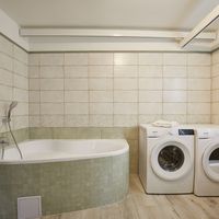 Kamil s rodinou mají koupelnu ze série Manufactura