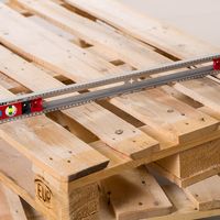 Europaletový stolek s keramickými obklady