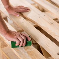 Europaletový stolek s keramickými obklady