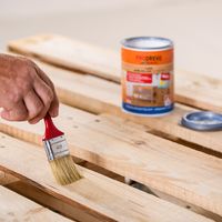 Europaletový stolek s keramickými obklady