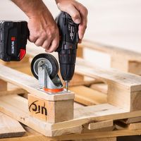 Europaletový stolek s keramickými obklady