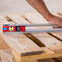 Europaletový stolek s keramickými obklady