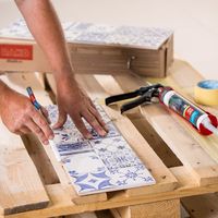 Europaletový stolek s keramickými obklady