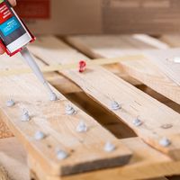 Europaletový stolek s keramickými obklady