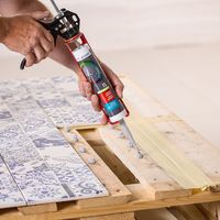 Europaletový stolek s keramickými obklady