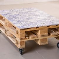 Europaletový stolek s keramickými obklady