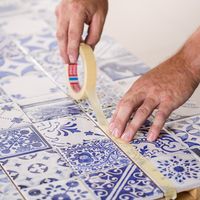 Europaletový stolek s keramickými obklady