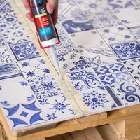 Europaletový stolek s keramickými obklady