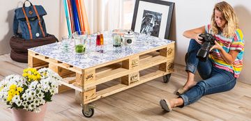 Europaletový stolek s keramickými obklady