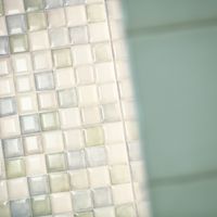 RAKO | Detail obkladu Retro, falešné mozaiky v modrozelené barevné variantě.