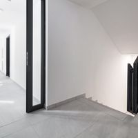 RAKO | Ve společných prostorách bytového domu v Bratislavě použitá série Random ve světle šedé barvě ve formátu 60 x 60 cm.