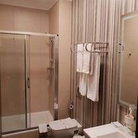 RAKO | Koupelny v hotelu vytvořené ze série Clay. Nakombinované barvy béžovo-šedá a světle béžová, formáty 30 x 60 a 60 x 60 cm a barevný proužkovaný dekor ze série Trend.