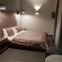 RAKO | Podlaha v pokojích hotelu vytvořená ze série Clay v béžovo-šedé barvě ve formátu 60 x 60 cm. 