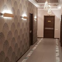 RAKO | Chodby v hotelu vytvořené ze sérií Clay v béžovo-šedé barvě ve formátu 60 x 60 cm a Deco ve formátu 15 x 60 cm.