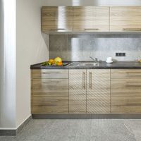 RAKO | Kuchyň vytvořená v moderním stylu. Na zdi a podlaze dlažba ze série Stones v šedé barvě o rozměru 60 x 60 cm.