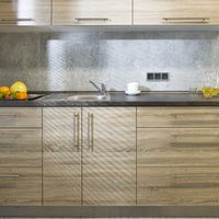 RAKO | Kuchyň vytvořená v moderním stylu. Na zdi a podlaze dlažba ze série Stones v šedé barvě o rozměru 60 x 60 cm.