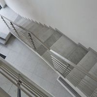 RAKO | Společné prostory a schodiště bytového domu zařízeny ze série Stones v šedé barvě ve formátu 60 x 60 cm a schodovek ve formátu 30 x 60 cm.