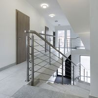 RAKO | Série Stones v šedé a tmavě šedé barvě v několika formátech na schodišti a chodbách.