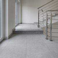 RAKO | Série Stones v šedé a tmavě šedé barvě v několika formátech na schodišti a chodbách.