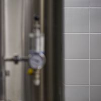 RAKO | V prostředí varny piva v penzionu Modrava se umístila na zdi série COLOR ONE v rozměru 15 x 15 cm ve světle šedé barvě.
