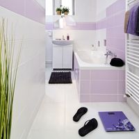 RAKO | Koupelna nakombinovaná z bílé a fialové barvy s drobnou plastickou strukturou.