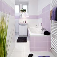 RAKO | Koupelna nakombinovaná z bílé a fialové barvy s drobnou plastickou strukturou.
