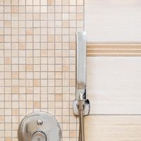 RAKO | Obklady a mozaika s imitací travertinu a jemným žilkováním v béžových odstínech.