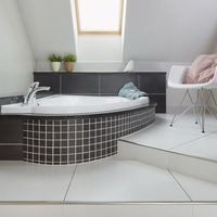 RAKO | Koupelna s imitací přírodního kamene v bílé a černé barvě.