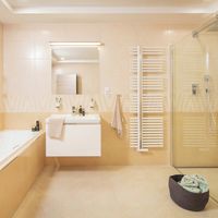 RAKO | Koupelna s elegantní imitací kamene v béžové a světle béžové barvě. Součástí dekorovaný obklad.