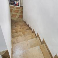 RAKO | Chodby a schody vytvořené ze série Siena. Nakombinované barvy červeno-hnědá a světle-béžová a formáty 22,5 x 45 a 45 x 45 cm.