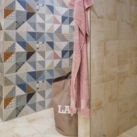 RAKO | Koupelna vytvořená ze série Siena ve světle béžové barvě, z formátů 22,5 x 22,5, 22,5 x 45 a 45x45 cm. Doplněna o sérii Deco.