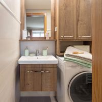 RAKO | Koupelna v bílé barvě s melírovaným designem a reliéfní strukturou. Doplněno o listelu.