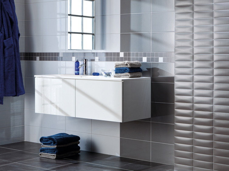 RAKO | Koupelna v kombinaci šedé, bílé a tmavě šedé barvě a různých formátech.