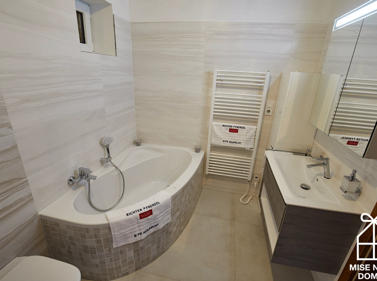 RAKO | Koupelna v bílé barvě s imitací mramoru.