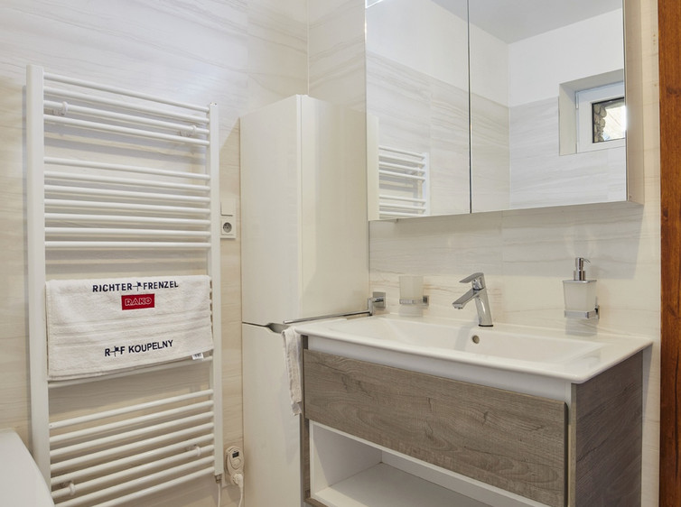 RAKO | Koupelna v bílé barvě s imitací mramoru.