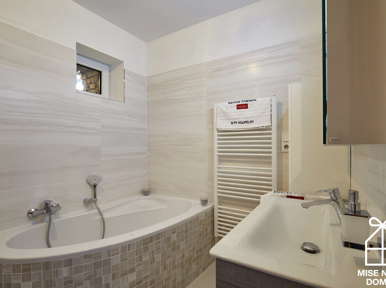 RAKO | Koupelna v bílé barvě s imitací mramoru.