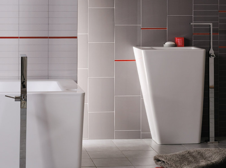 RAKO | Koupelna v kombinaci světle a tmavě šedé barvy. Dekor červené listely.