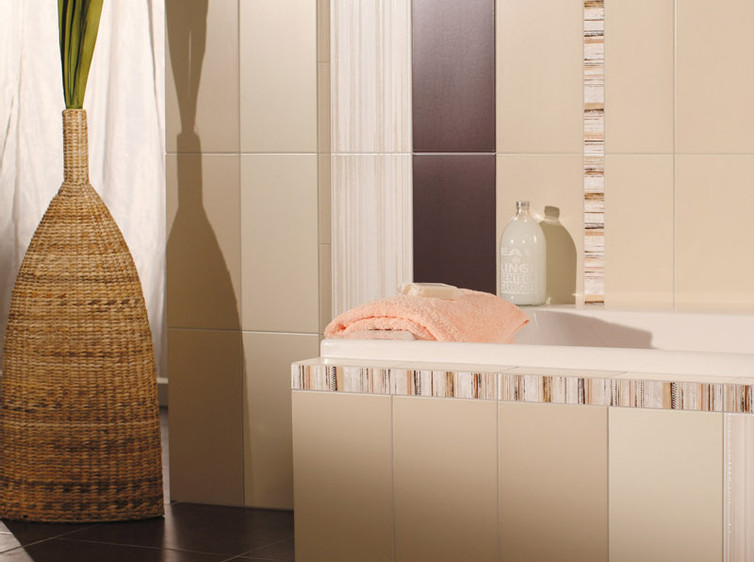 RAKO | Koupelna nakombinovaná z hnědé, světle béžové a béžové barvy. Doplněno o dekorovaný obklad a listelu.