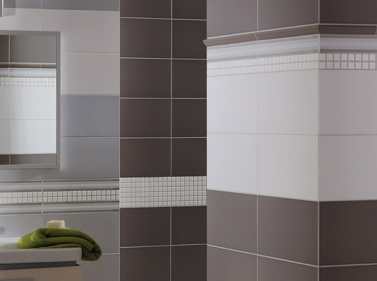 RAKO | Koupelna v kombinaci tmavě a světle šedé barvy doplněná o dekory a listely.