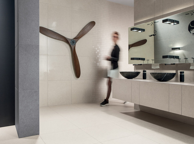RAKO | Toalety v letištních prostorách vytvořené z kombinací různých formátů a béžové a tmavě šedé barvy s imitací granitu.