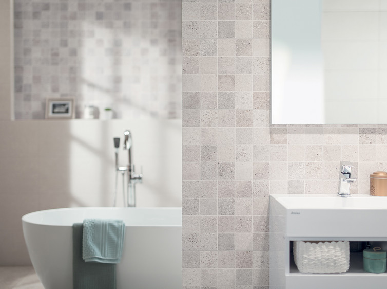 RAKO | Koupelna, jejíž předností je dekor s prvky falešné mozaiky s imitací teraco v šedé barvě.
