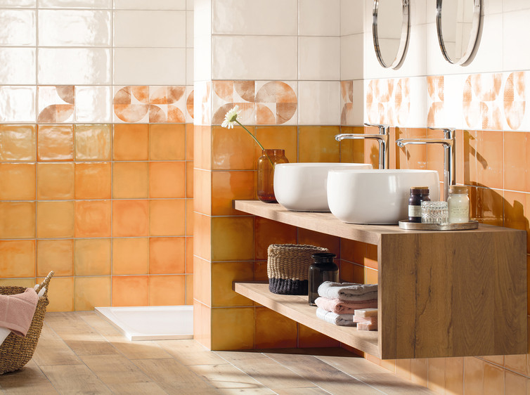 RAKO | Koupelna v rustikálním retro stylu v tradičním cihlovém odstínu. Lesklý povrch a zajímavá dekorace. Na zemi série Saloon s imitací dřeva.