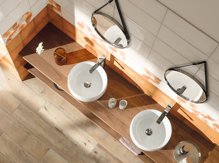 RAKO | Pohled shora na koupelnu v rustikálním retro stylu v tradičním cihlovém odstínu. Lesklý povrch a zajímavá dekorace. Na zemi série Saloon s imitací dřeva.