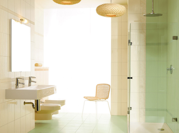 RAKO | Koupelna v kombinaci různých pastelových barev s imitací kůry.