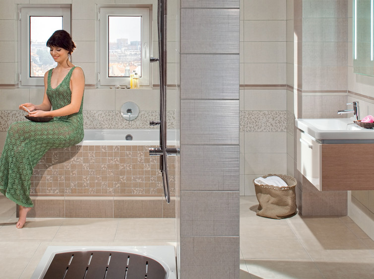 RAKO | Koupelna s kvalitní podobou textilní struktury. Kombinace hnědé a béžové. Květinový dekor.