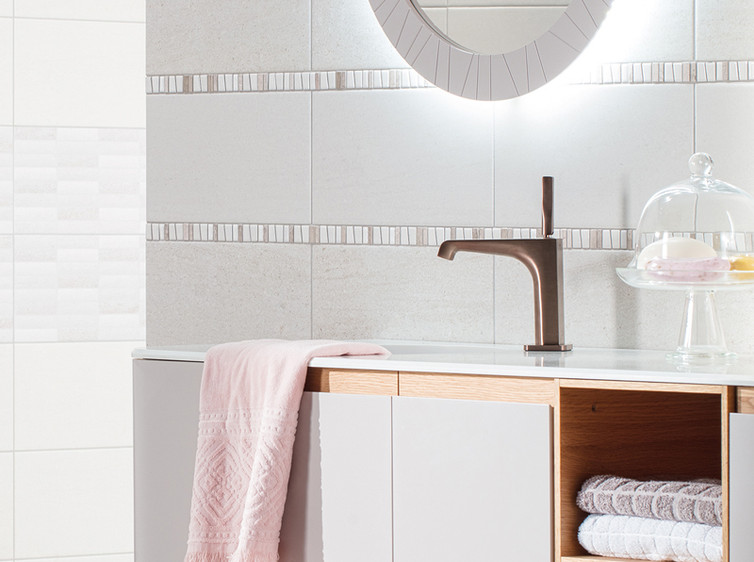 RAKO | Koupelna v kombinaci světle šedé a šedé s imitací pískovce. Doplněno několika dekory.