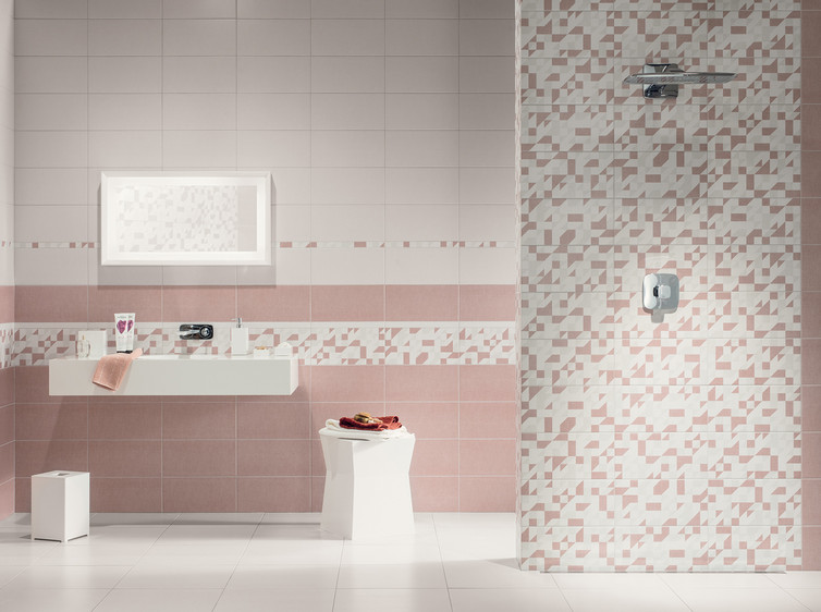 RAKO | Koupelna nakombinovaná z obkladů v barvě slonové kosti a červené. Doplněné o dekor a listelu s geometrickými tvary.